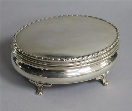 An Edwardian oval silver trinket box by Alexander Clark Manufacturing Co, Birmingham, 1907, width 13cm.